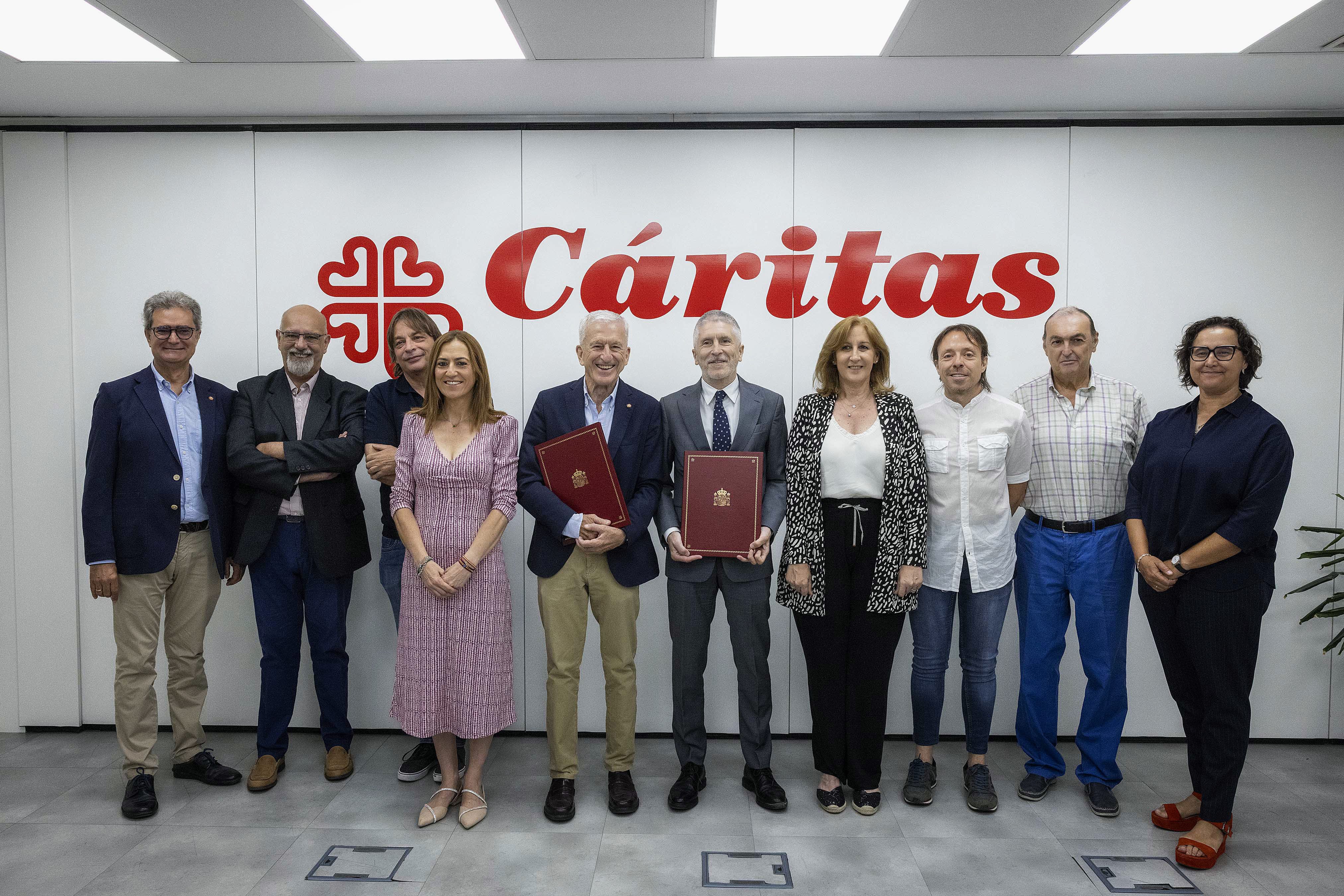 Foto grupal de las autoridades asistentes